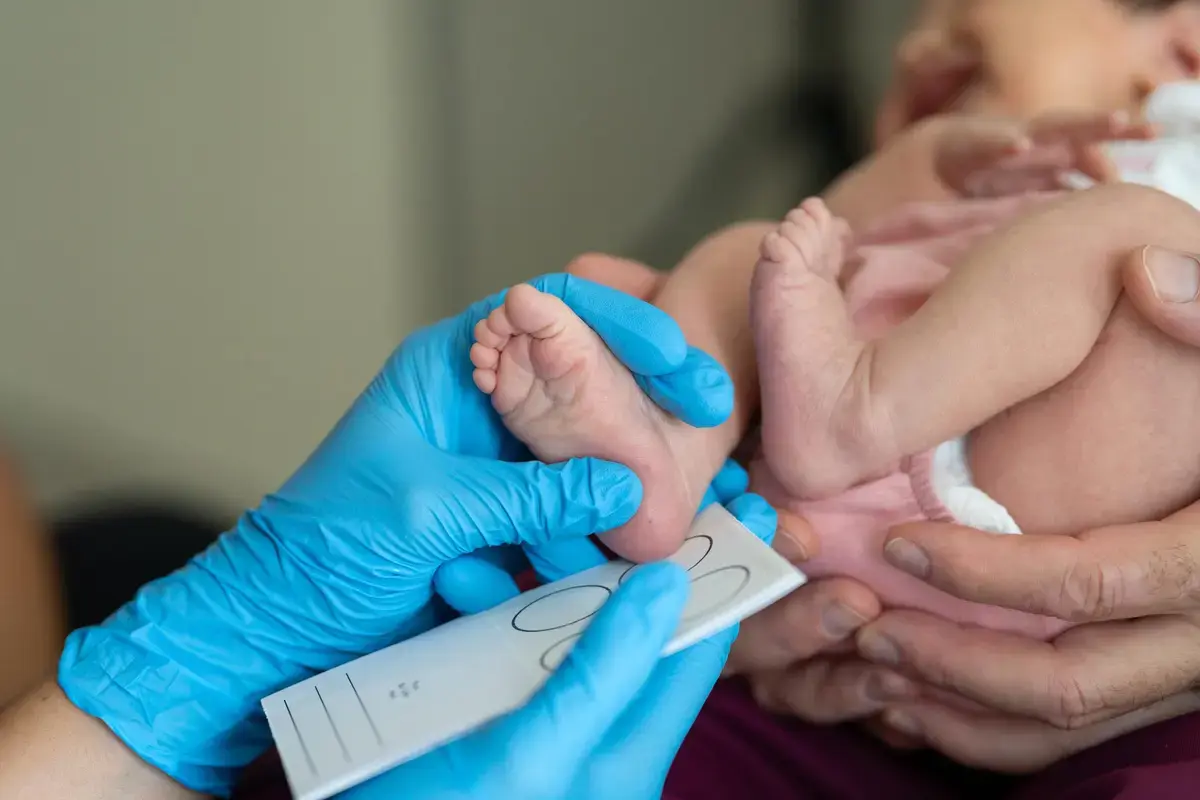 Anglia introduce screening-ul pentru atrofia musculară spinală la nou-născuți