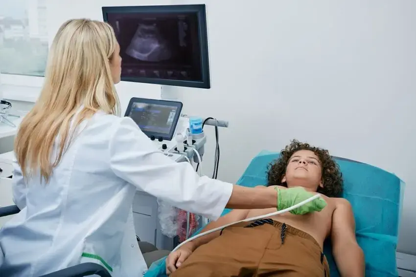 Când trebuie să mergi cu copilul la cardiolog? Semnalele care nu trebuie ignorate