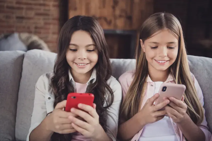 Creierul „popcorn”: De ce adolescenții nu se mai pot concentra?