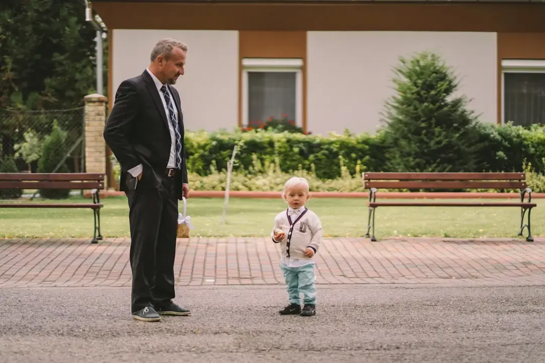 Cum să-ți ții copilul calm în locuri publice