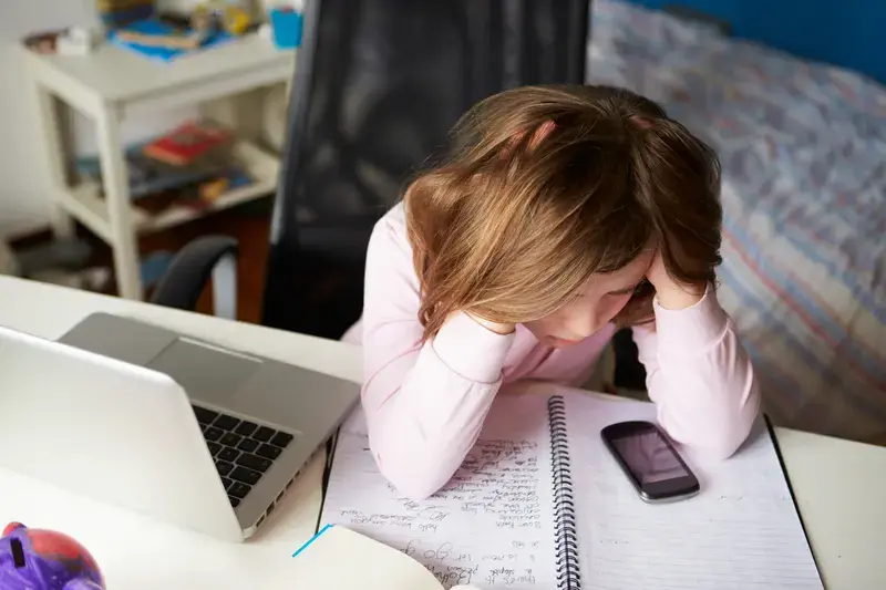 Ecranele și dezvoltarea copilului: Ghid pentru părinți