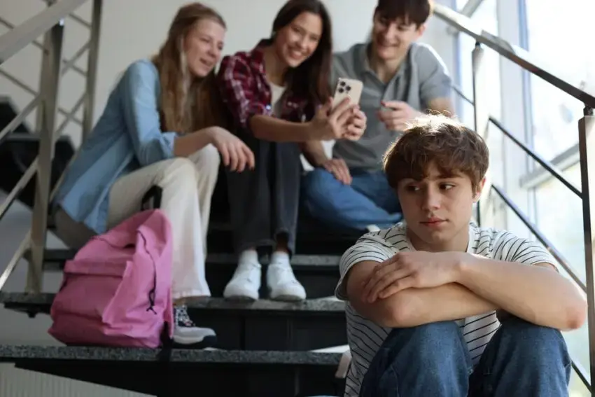 Excluderea din grup, o formă de bullying la fel de dureroasă ca și agresiunea fizică
