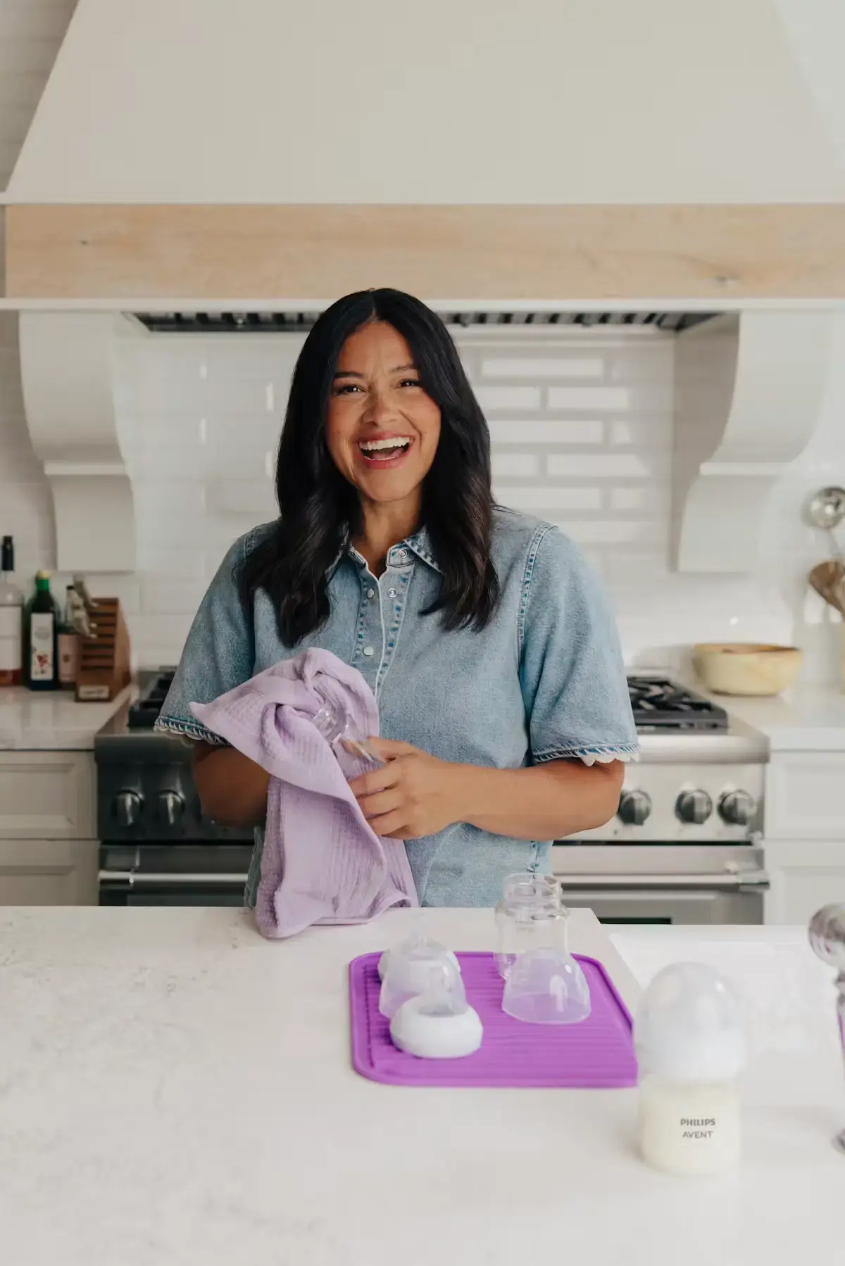 Gina Rodriguez vorbește deschis despre realitatea postpartum și nevoia de sprijin comun
