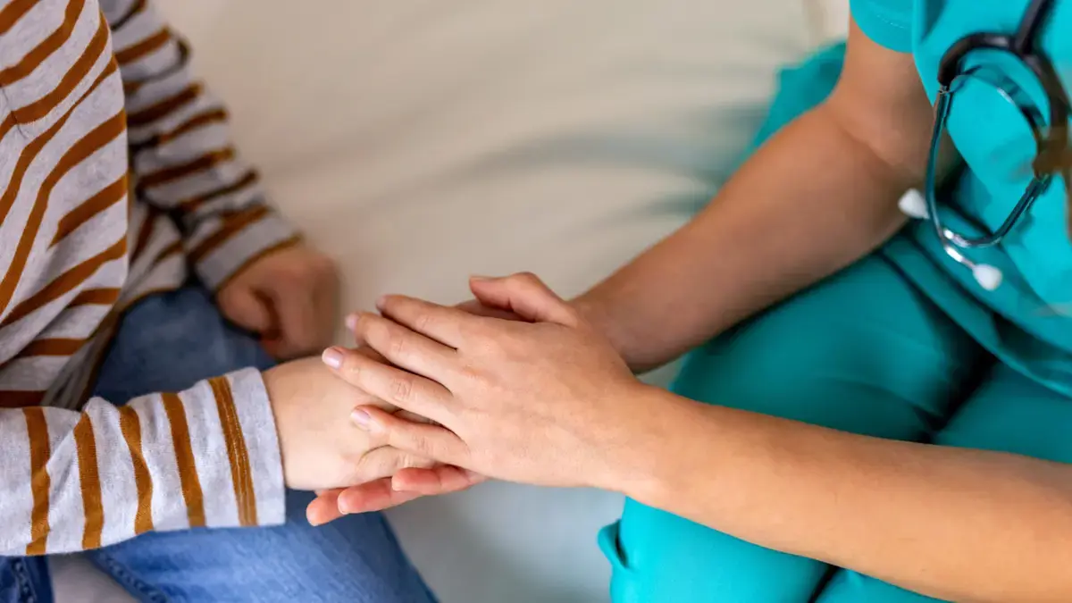 O mamă rupe tăcerea: de ce a ales operația estetică pentru fiul ei de 13 ani, victima bullying-ului