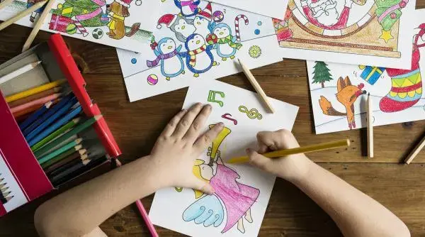 Copilul învață libertatea creativă în 10 minute de desenat fără limite impuse de adulți