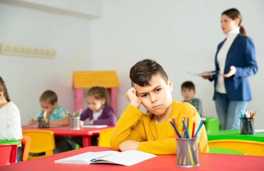 Copilul se plânge de învățătoare: când interviem și când lăsăm lucrurile să curgă