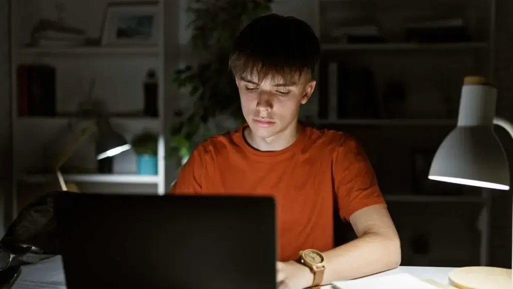 Adolescenții preferă AI-ul părinților: cum reacționezi?