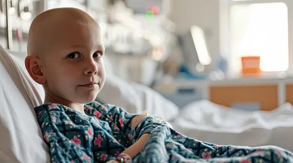 Cancerul la copii: părinții confundă oboseala școlară cu simptomele grave, medicii cer „regula de trei”