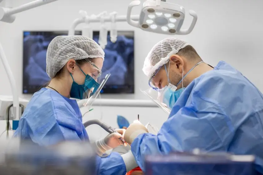 Când trebuie dus copilul la primul control la stomatolog