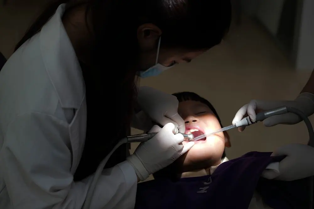 Când ar trebui să ajungă copilul tău la dentist pentru prima dată?