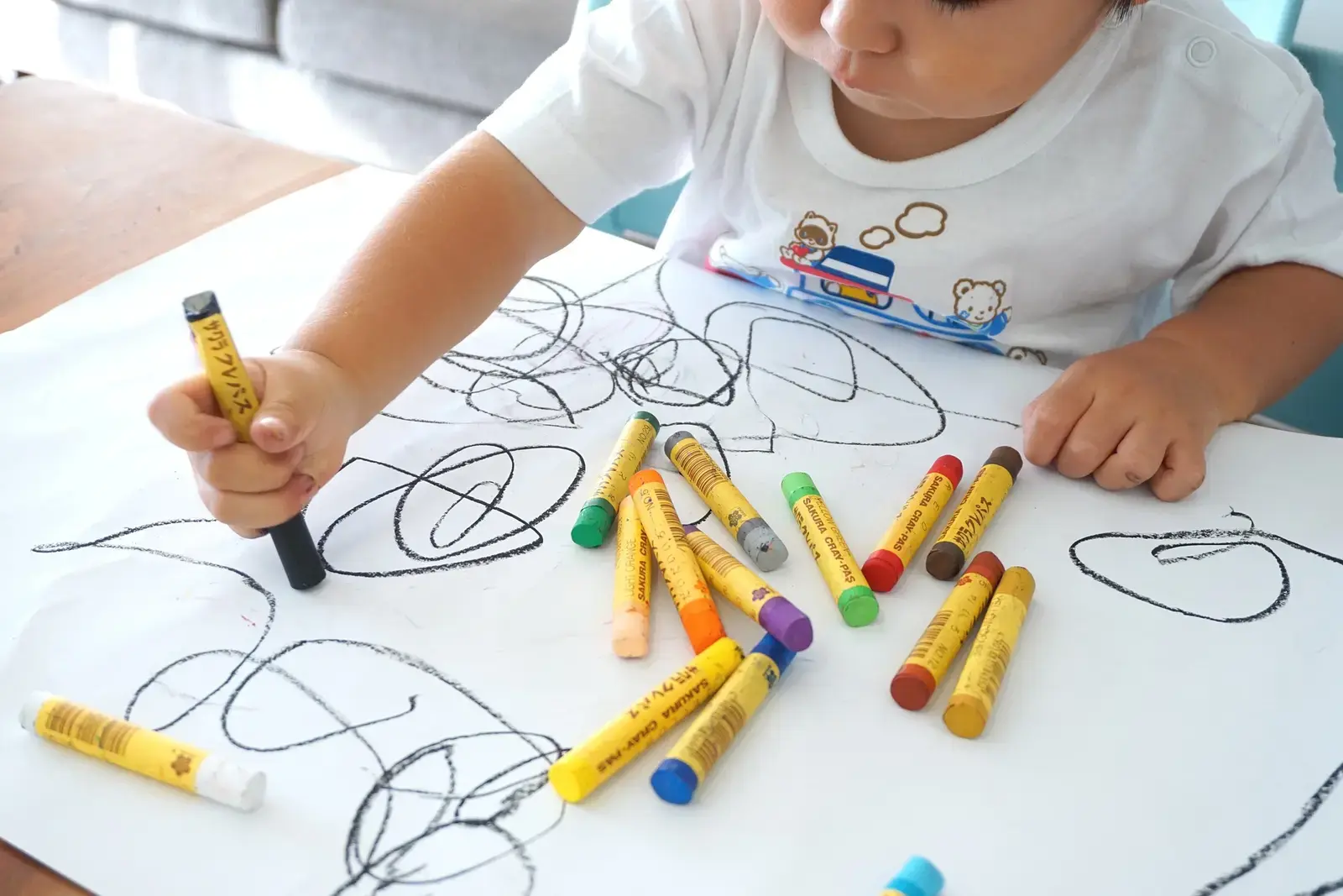 Ce înseamnă desenul copilului: nori, păsări și mașini