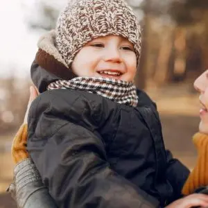 Cum să îmbraci copilul corect când temperatura variază brusc între școală și acasă