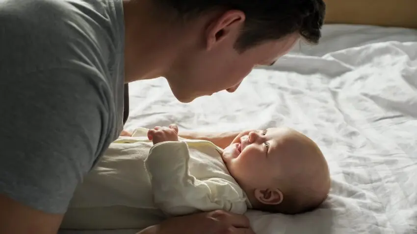 De ce primul cuvânt al bebelușului este „tata”, deși mama îl hrănește, îl leagănă și îl liniștește