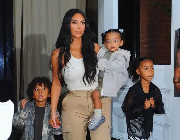 Kim Kardashian are cinci dădace, dar își menține sarcinile părintești importante