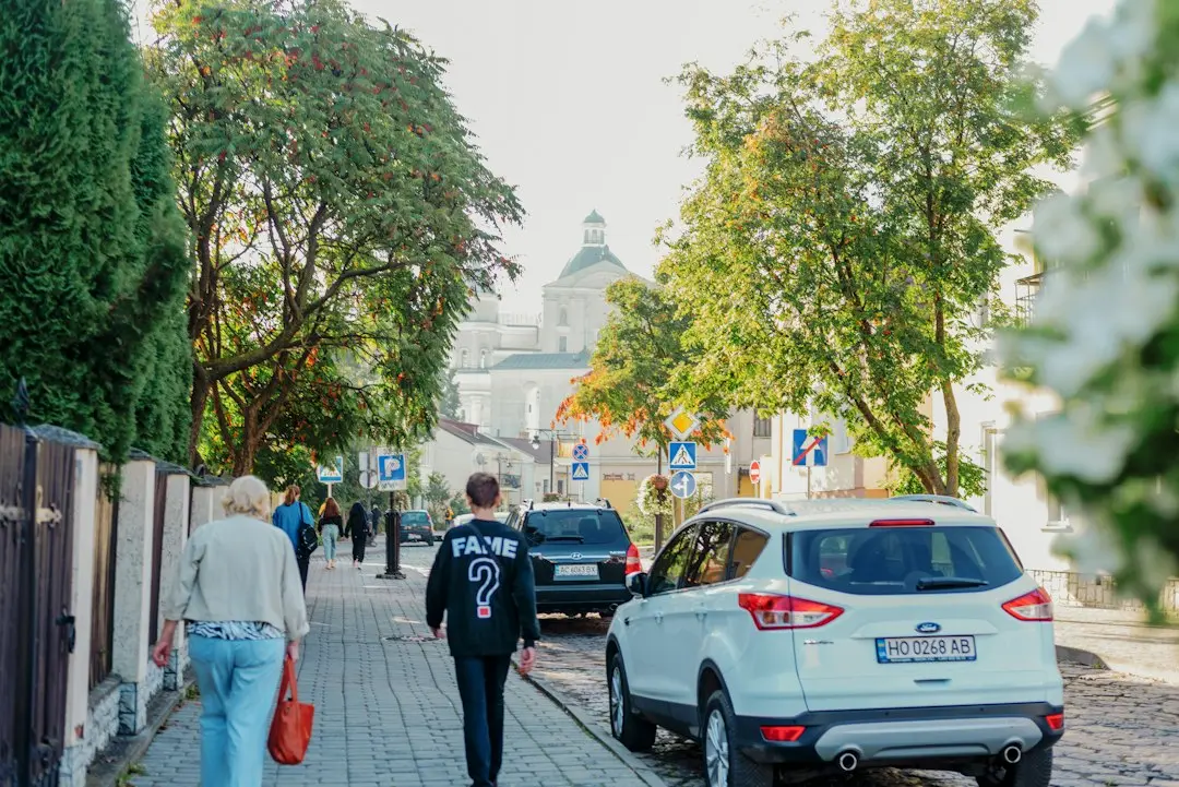 Mijlocul vieții nu e o distanță — e ce trăiesc acum