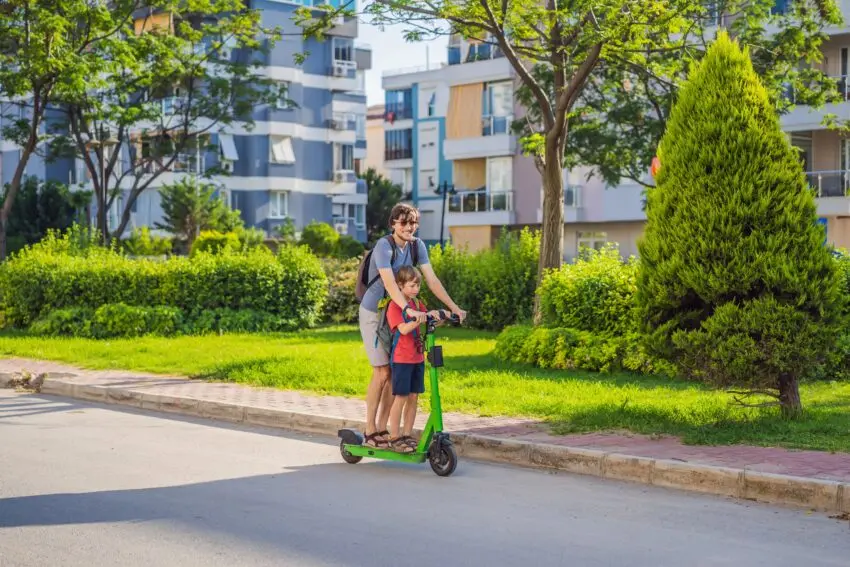 Părinții cu copii pe trotinetă fără cască riscă viața copilului – Tudor Chirilă avertizează